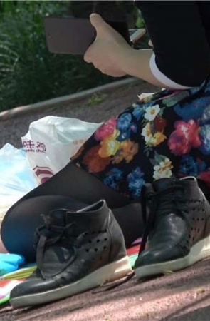 4k-公园草地上的极品黑丝风韵美少妇