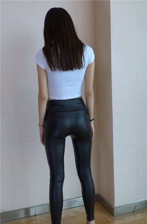 【天艺 菲菲】独家俯拍黑色皮裤慢摇 [392 MB]