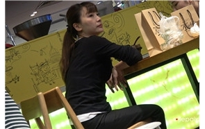 4k-餐厅特写吃饭的短黑丝熟女