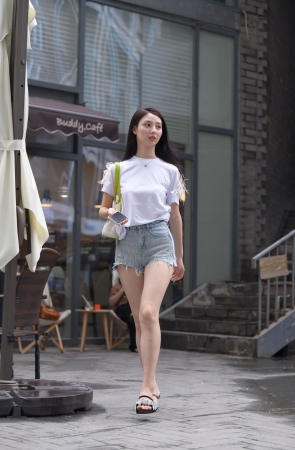 蓝色牛仔热裤美女