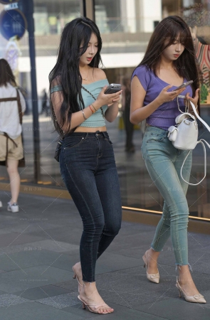 街拍紧牛姐妹