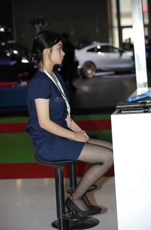 【街拍心灵】黑丝高跟街拍制服车展礼仪