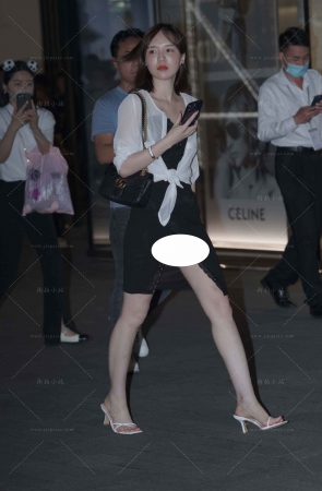 偶遇黑色开叉裙白皙美眉，春光乍…….