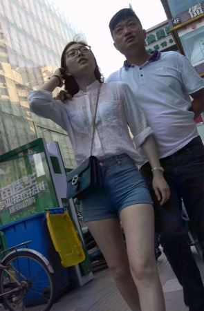 白色衬衫牛仔热裤美女