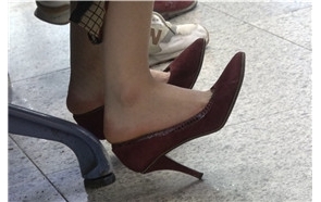 极品尖嘴细高跟美足姑娘 [727 MB/MP4]