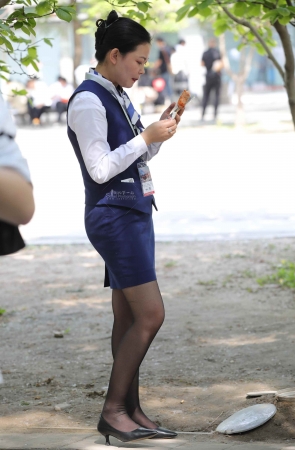 【街拍心灵】凯迪拉克销售街拍黑丝高跟制服