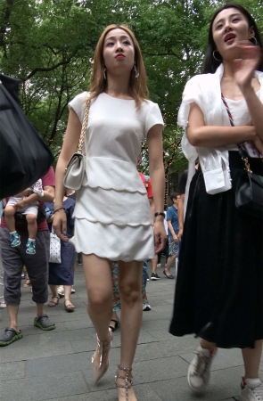 气质优雅的白裙美女