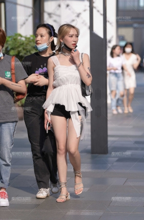 逆光de热裤玉腿女孩