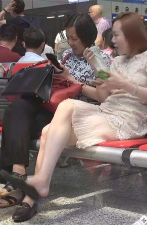 想不到一位优雅女生能把粉嫩玉足玩出那么多花样