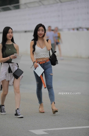 街拍紧身牛仔美眉