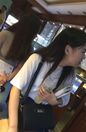 旅游逛街的牛仔美女