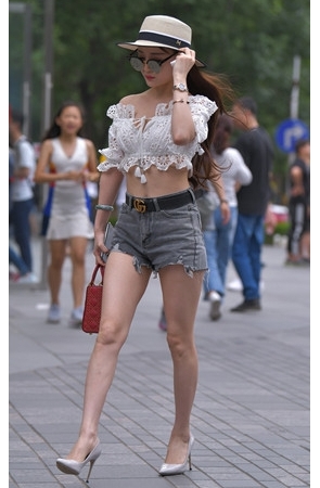 戴墨镜的露腰黑色牛仔热裤妹子(17P)[216M/JPG]