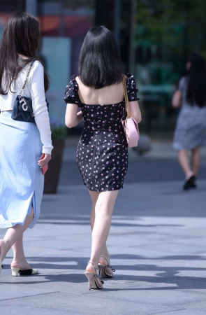 紧身包臀裙短美胸美腿