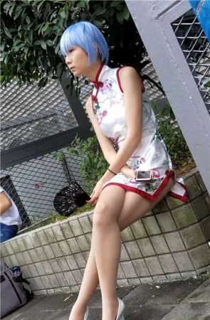 4K – 旗袍装cosplay美少女有点小忧郁