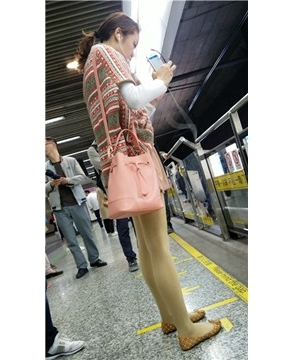 4k超清，站台上等地铁的文艺小清新妹子