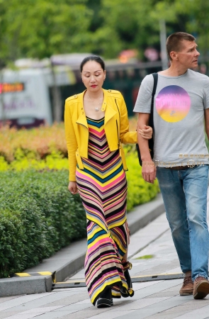 颜色缤纷的长裙分外惹眼