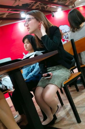 成熟气质美妇吃饭不忘玩鞋子