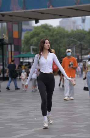 一只麋鹿摄影作品 黑色瑜伽裤运动系高挑美女