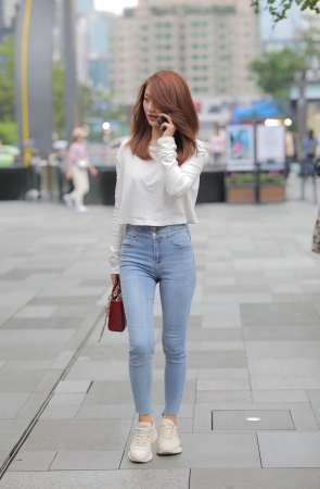 文静漂亮的牛仔裤女孩