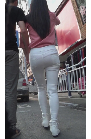 粉衣白裤紧身美女