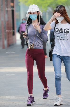 红色瑜伽裤小妹