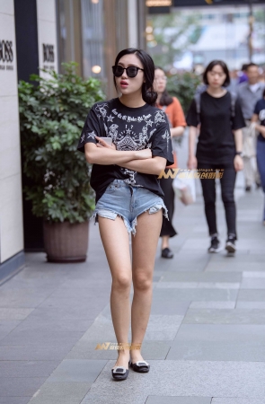 超短热裤妹子小露月牙