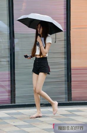 打伞肉丝袜长腿妹子3A1335[102M]