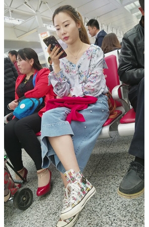 玩手机的漂亮女孩