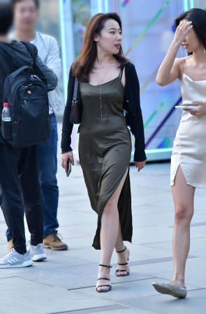 小默街拍作品 – 柔顺丝滑长裙美女
