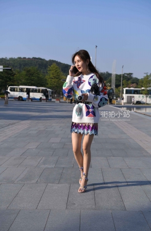 苗条的身材，笔直的腿！