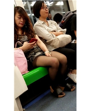 4K地铁上的裸腿小妹