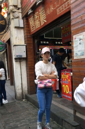 身材和样貌都很极品的蓝牛翘臀美女