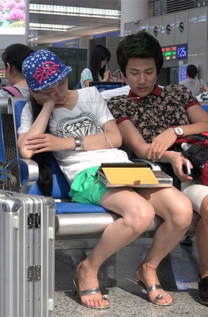 只有在开学季才能看到的靓女嫩足