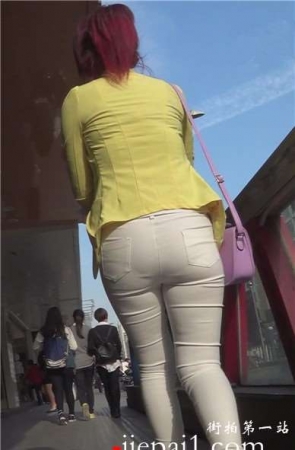 街拍肉肉的圆臀紧身裤美女 [979 MB]