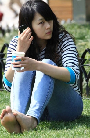 No983 可人妹子玲珑小脚小露一把