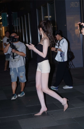 牛仔短裤黑白搭配