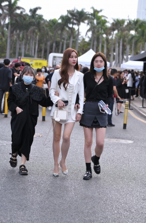 白外套高跟美腿