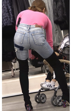 漂亮的高靴牛仔紧身裤美女