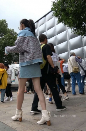 4K – 街拍苗条高挑眼镜妹 [1.65 GB/MP4]