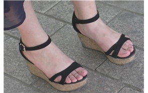 4k-公交站等车的干净玉足美女