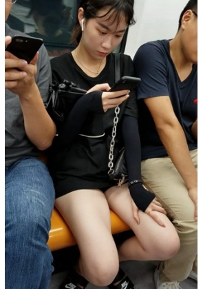 4K – 黑衣小姐姐 [761 MB/MP4]