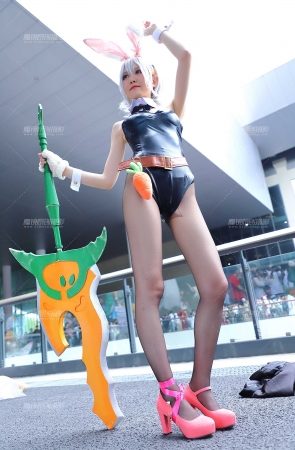 黑色皮装长腿兔妹