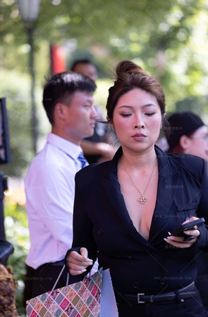 LB210-32P 上海时装周-想知道这八字奶少妇里面到底穿了没啊