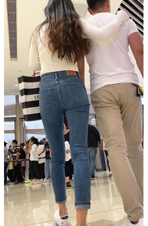 蓝色牛仔紧身裤美女