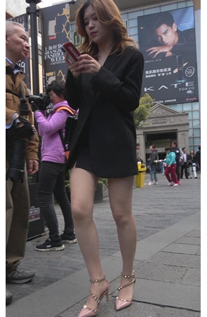 玩手机的黄发妹子