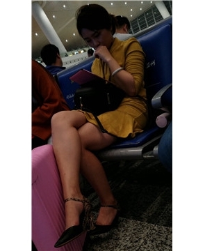 高铁站偶遇坐在对面的甜美知性美女，完美女神类型。