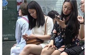 4k-街边花坛闲聊的两位极品美足高跟漂亮小姐姐