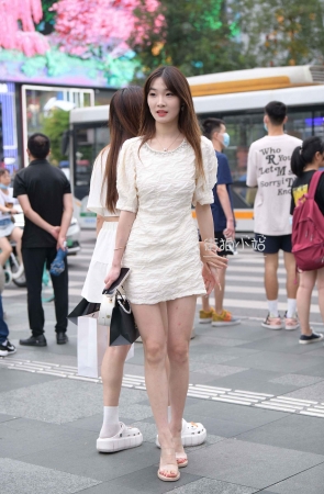 街拍白色群美白小姐姐