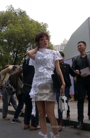 4K – 街拍夸张的大眼镜短发美眉 [822 MB/MP4]