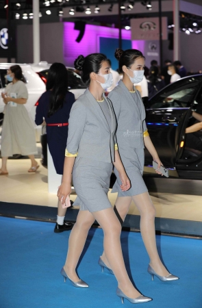 【街拍心灵】车展礼仪超薄肉丝街拍高跟美腿